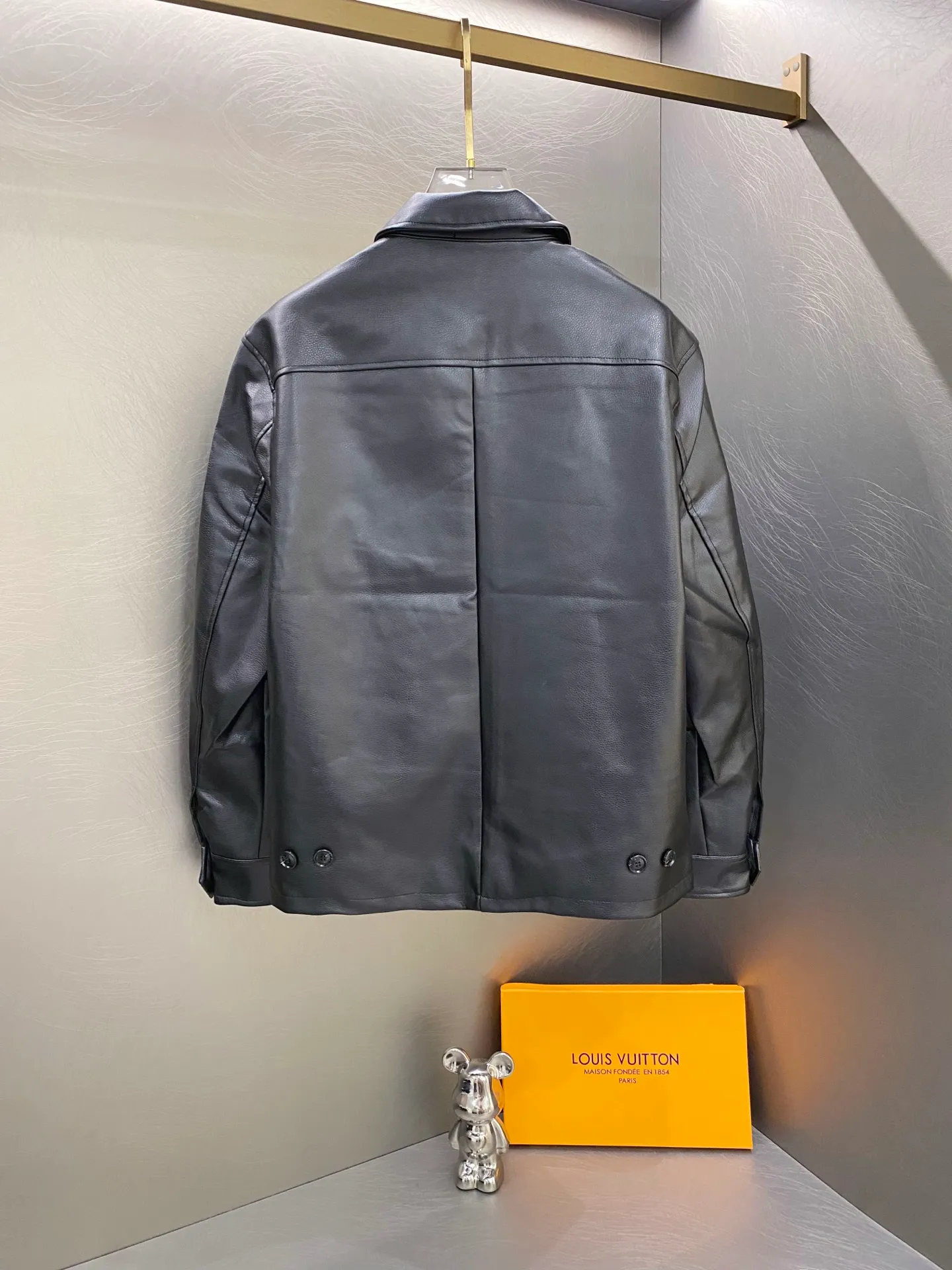 P430 Polo Ralph Lauren zipper solid color lapel long-sleeved leather single jacket men's black simple quality style, the fabric is simulated pebbled leather, the version is customized from the original version, the three-dimensional tailoring is not too loose! ! Custom molded zippers! ! The brand's meticulous three-dimensional equestrian embroidery on the chest is super delicate! ! Customized collar label, QR code can be scanned! ! Three pieces of leather are spliced ​​on the back body, and there are custom buttons on the hem to adjust the tightness! A must-have for stylish men Color: Black Size: S-XL (four sizes available) S M L XL Bust: 118 122 126 130 Shoulder width: 49.6 50.8 52 53 Length: 68 70 72 74 Sleeve length: 62 63 64 65